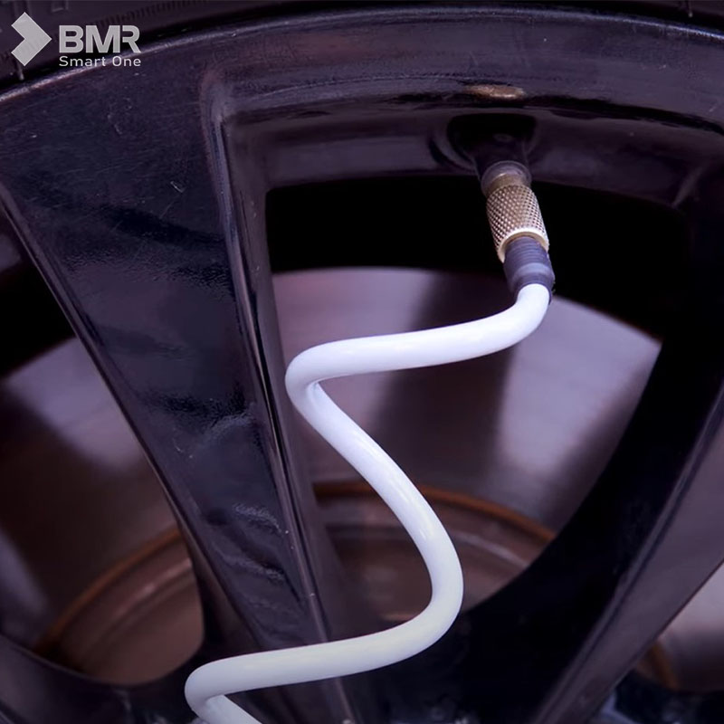 Cận cảnh đầu bơm lốp xe ô tô 70mai TP04