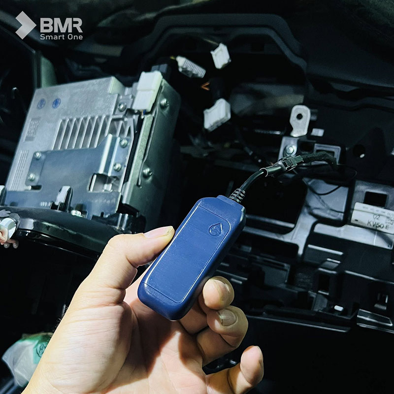 Bộ định vị GPS cho ô tô Mazda CX5 do kỹ thuật viên BMR Smart One trực tiếp lắp đặt