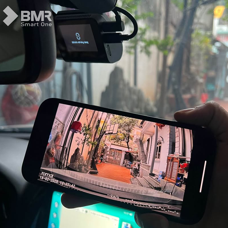 Bạn có thể xem trực tiếp hoặc xem lại video từ camera hành trình trên điện thoại