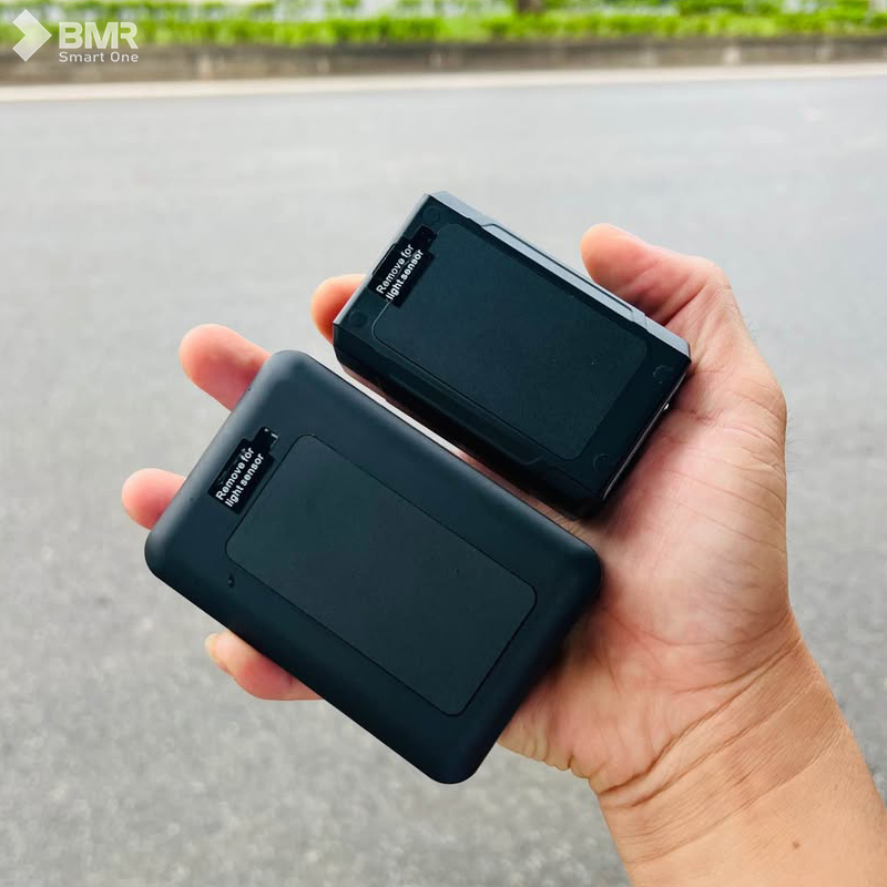 Thiết bị định vị xe hơi A9 Max 4G (bên trái) và A9mini 4G (bên phải)