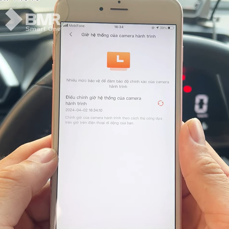Nhấn biểu tượng kết nối để đồng bộ giờ hệ thống của camera hành trình