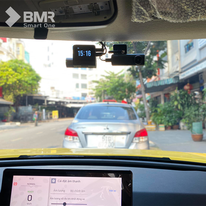 Cận cảnh camera hành trình 70mai M310 lăp đặt quay bên trong xe