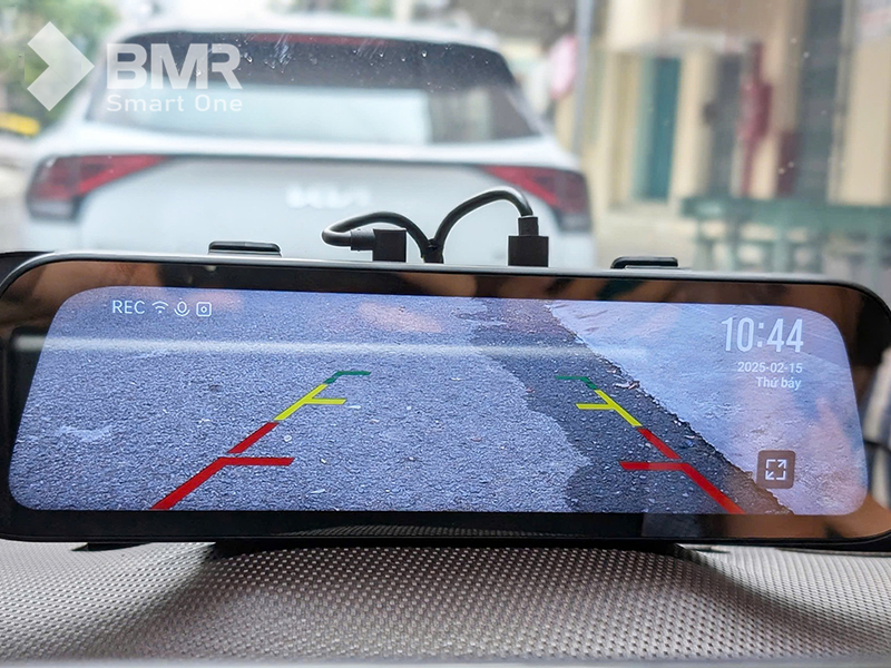 Camera lùi tích hợp gương chiếu hậu có vạch kẻ lùi hỗ trợ đỗ xe an toàn